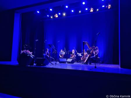 Koncert pesmi, spominov, obujenih na Zimski večer s pevskim triom Katrinas in godalnim kvartetom Feniks (1)